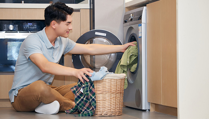 衣服放洗衣机.jpg
