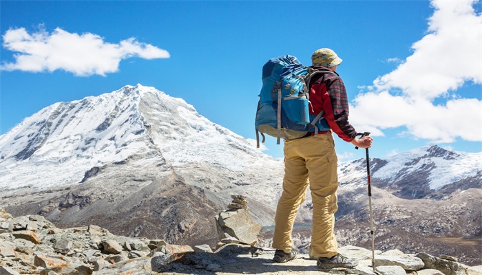 摄图网_300096824_banner_秘鲁科迪勒拉山的徒步旅行者（企业商用）(1).jpg